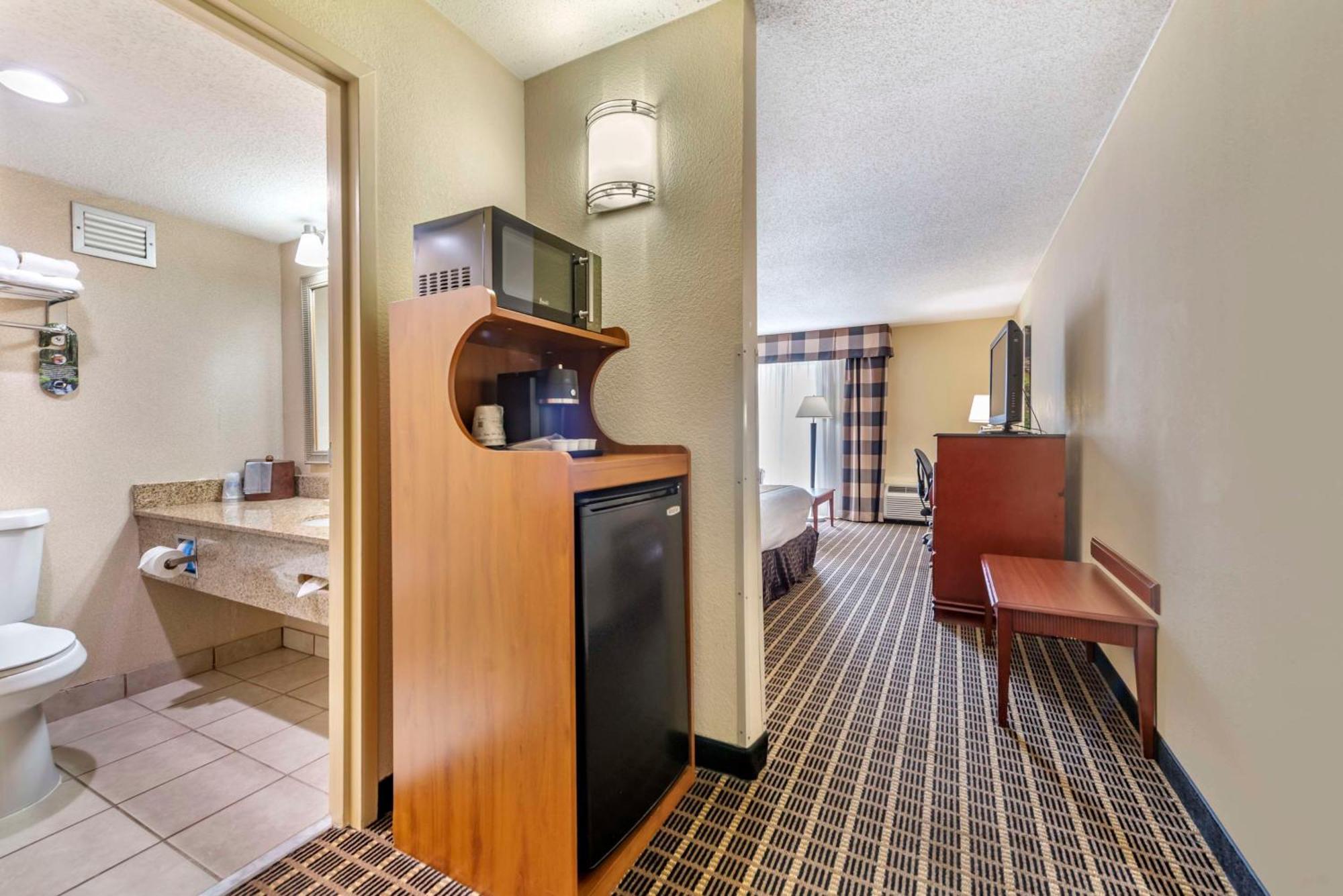 Best Western Plus Bridgeport Inn Exterior photo